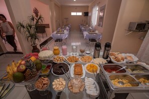 Café da manhã com buffet grátis todos os dias