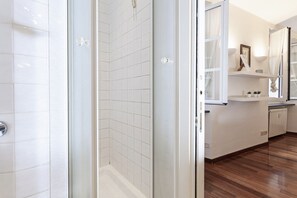 تجهيزات دش، مجففات شعر، مناشف، صابون