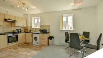 Coffee/tea maker, full-sized fridge, microwave, oven