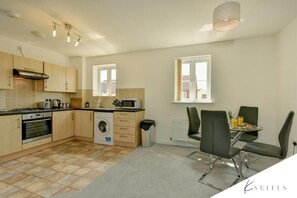 Full-sized fridge, microwave, oven, stovetop