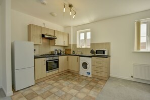 Appartement, 2 slaapkamers | Privékeuken | Een koelkast/vriezer, een magnetron, een oven, een kookplaat