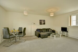 Apartment, 2 Bedrooms | Living area | 32-inch flat-screen TV with digital channels, TV, Netflix - Karah Suites - Teeswater (Bridgwater)