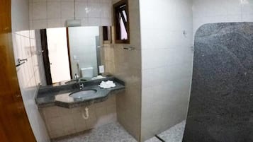 Un bany amb rentatge, mirall i vàter.
