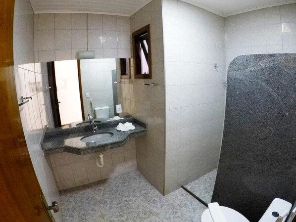 A bathroom with a sink, mirror, and toilet. - Bem Bahia Hotel (Santa Cruz Cabralia)
