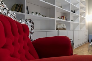 Living area - Prince Oliver Grand Apartment (Athens)