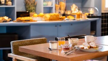 Petit déjeuner buffet (11 EUR par personne)