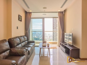 Fernseher, Netflix, Tischtennisplatte, Bücher