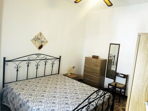 3 chambres, fer et planche à repasser, lit de bébé portatif