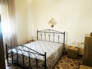 3 quartos, ferros/tábuas de passar roupa, berço de viagem, roupa de cama