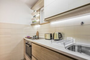 Departamento | Cocina privada | Refrigerador, microondas, horno y tetera eléctrica 