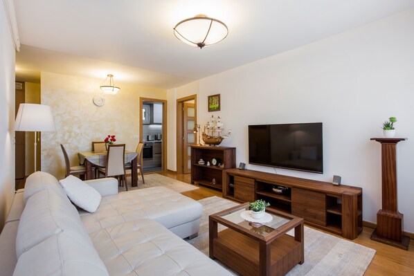 Lägenhet | Vardagsrum | Platt-tv