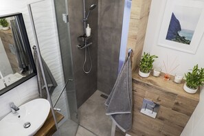 Dusche, Haartrockner, Handtücher, Shampoo