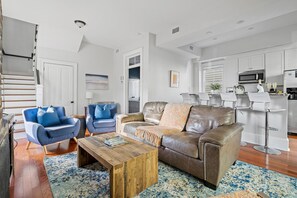 TV, offices - Stroll to Local Hotspots | Sapphire Suite (Charleston)