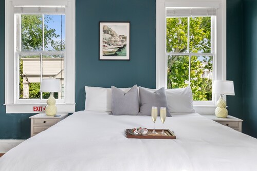Stroll to Local Hotspots | Sapphire Suite