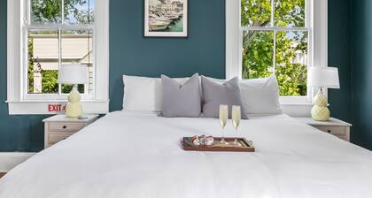 Stroll to Local Hotspots | Sapphire Suite