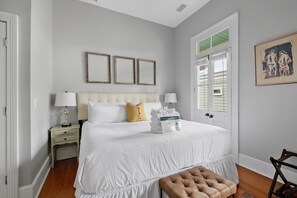 2 bedrooms, iron/ironing board, free internet - Sunflower Suite: Walk to King in 2 Blocks (Charleston)