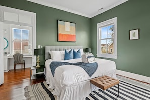 2 bedrooms, iron/ironing board, free internet - Two Blocks to King Street | Sunflower Suite (Charleston)