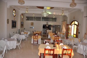 Desayuno con opciones de la cocina local incluido todos los días
