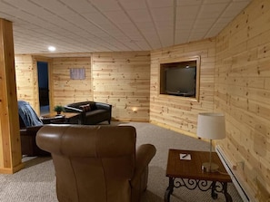 TV, fireplace, streaming services - Sunset View (Lewiston)