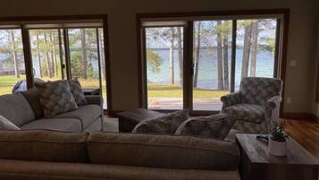 Een televisie, een open haard en streamingdiensten