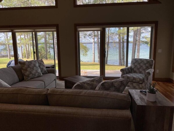 Télévision, cheminée, services de streaming