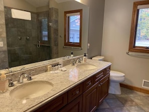 Shower, hair dryer, shampoo - Sunset View (Lewiston)