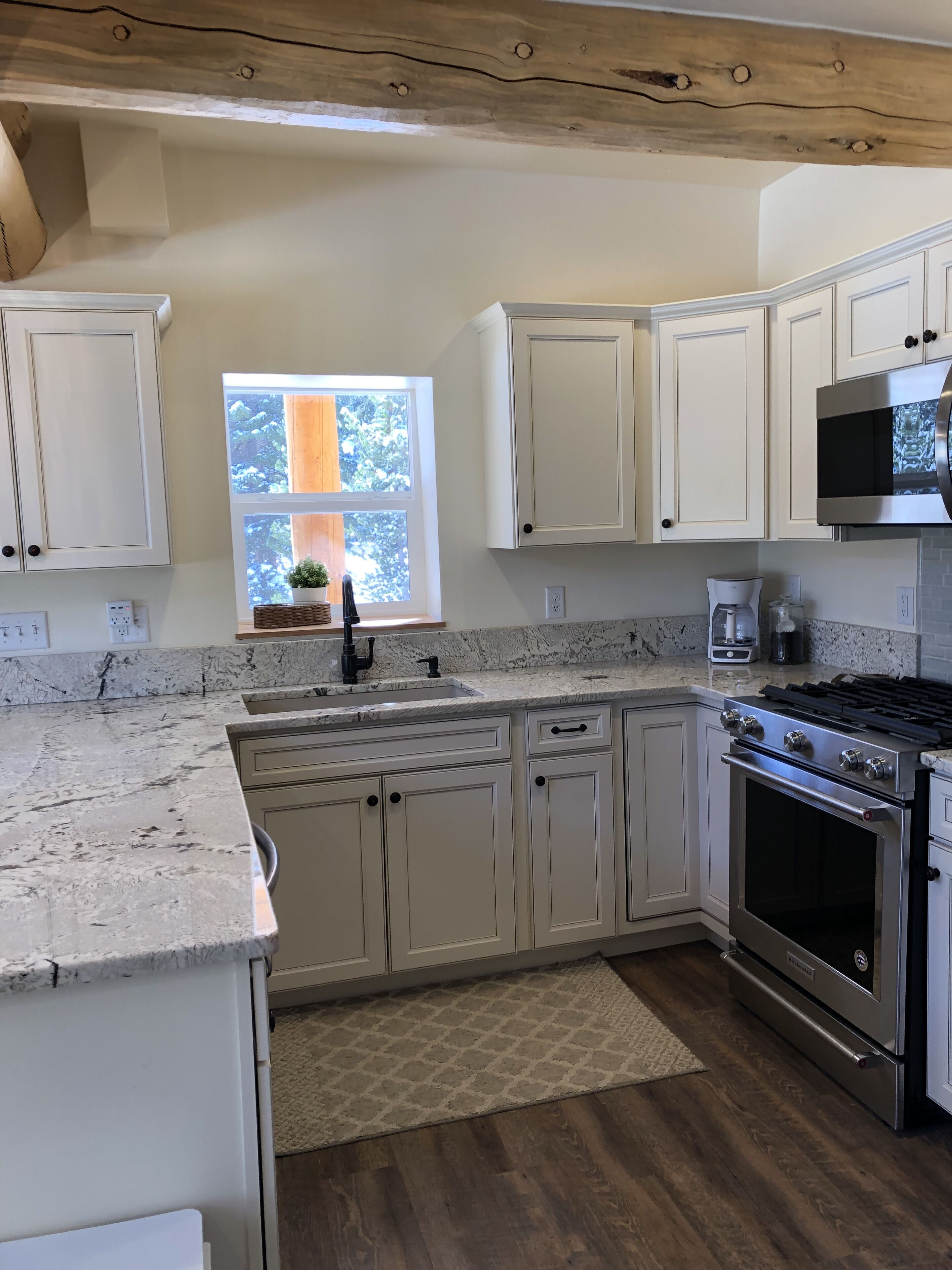 New log cabin in the mountains close to downtown Breckenridge.