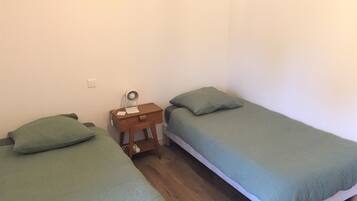 3 bedrooms, iron/ironing board, WiFi, bed sheets