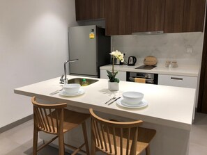 Mikrowelle, Ofen, Geschirrspüler, Toaster