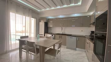 Kylskåp, mikrovågsugn, ugn och spishäll