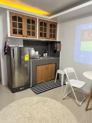 Fridge, stovetop, electric kettle, cookware/dishes/utensils