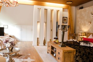 Suite (Mahoni) | Living area | Flat-screen TV - Hotel Luise (Bad Bergzabern)