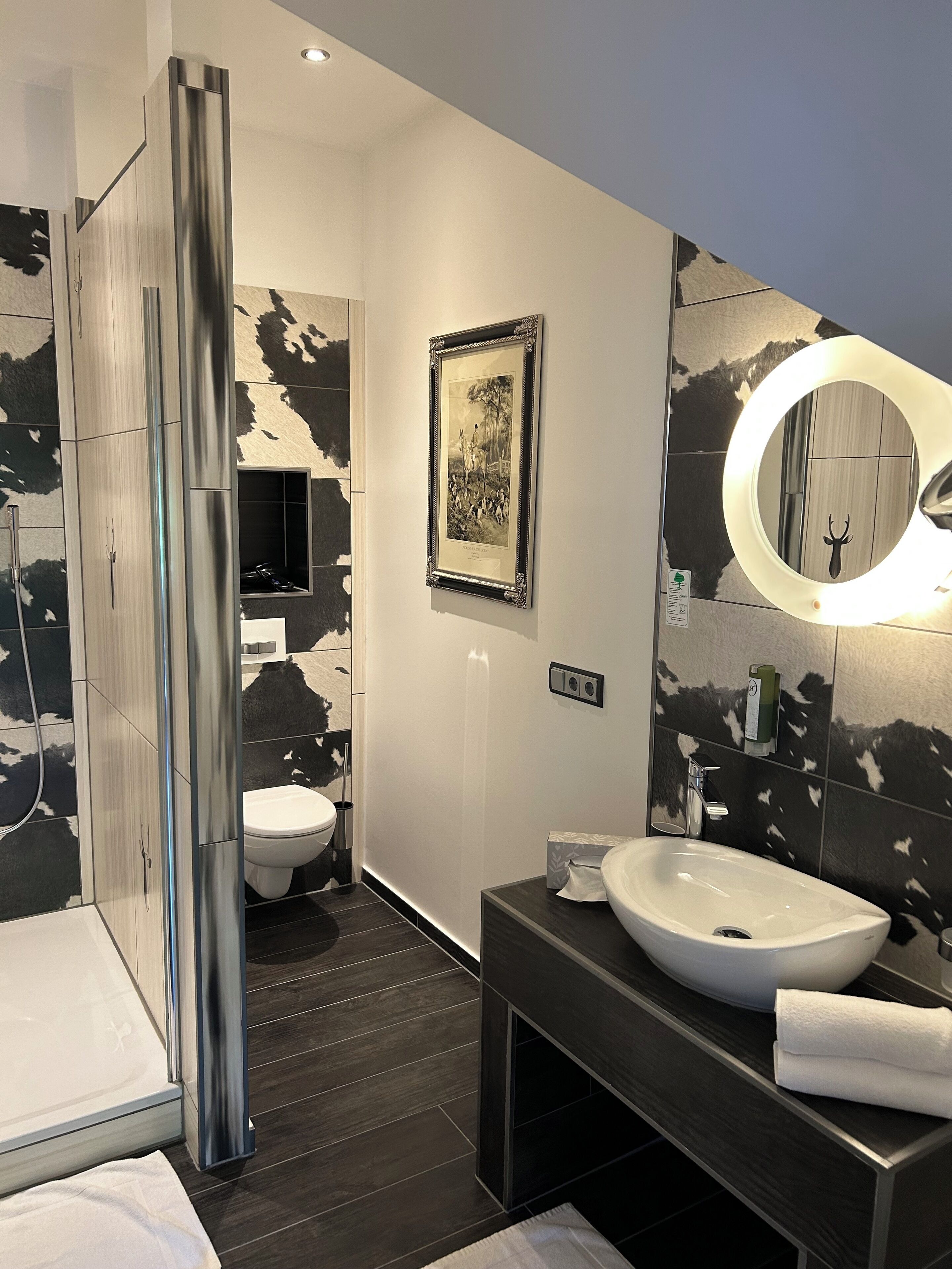 suite (mahoni) | bathroom | hair dryer, towels, soap, toilet paper