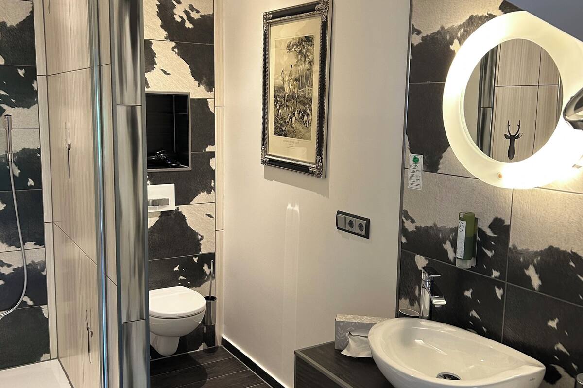 suite (mahoni) | bathroom | hair dryer, towels, soap, toilet paper