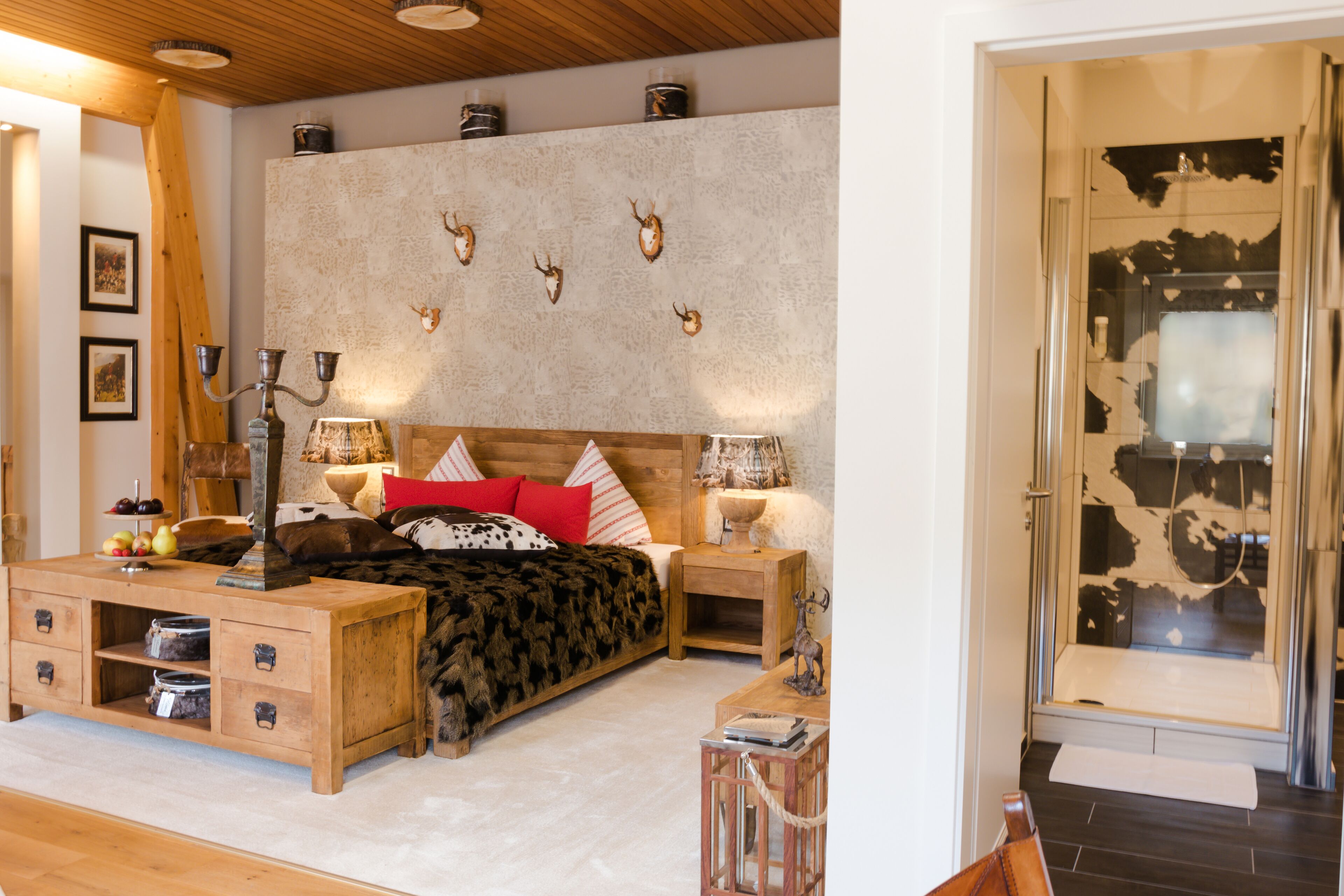 suite (mahoni) | 1 bedroom, individually decorated, individually furnished, soundproofing