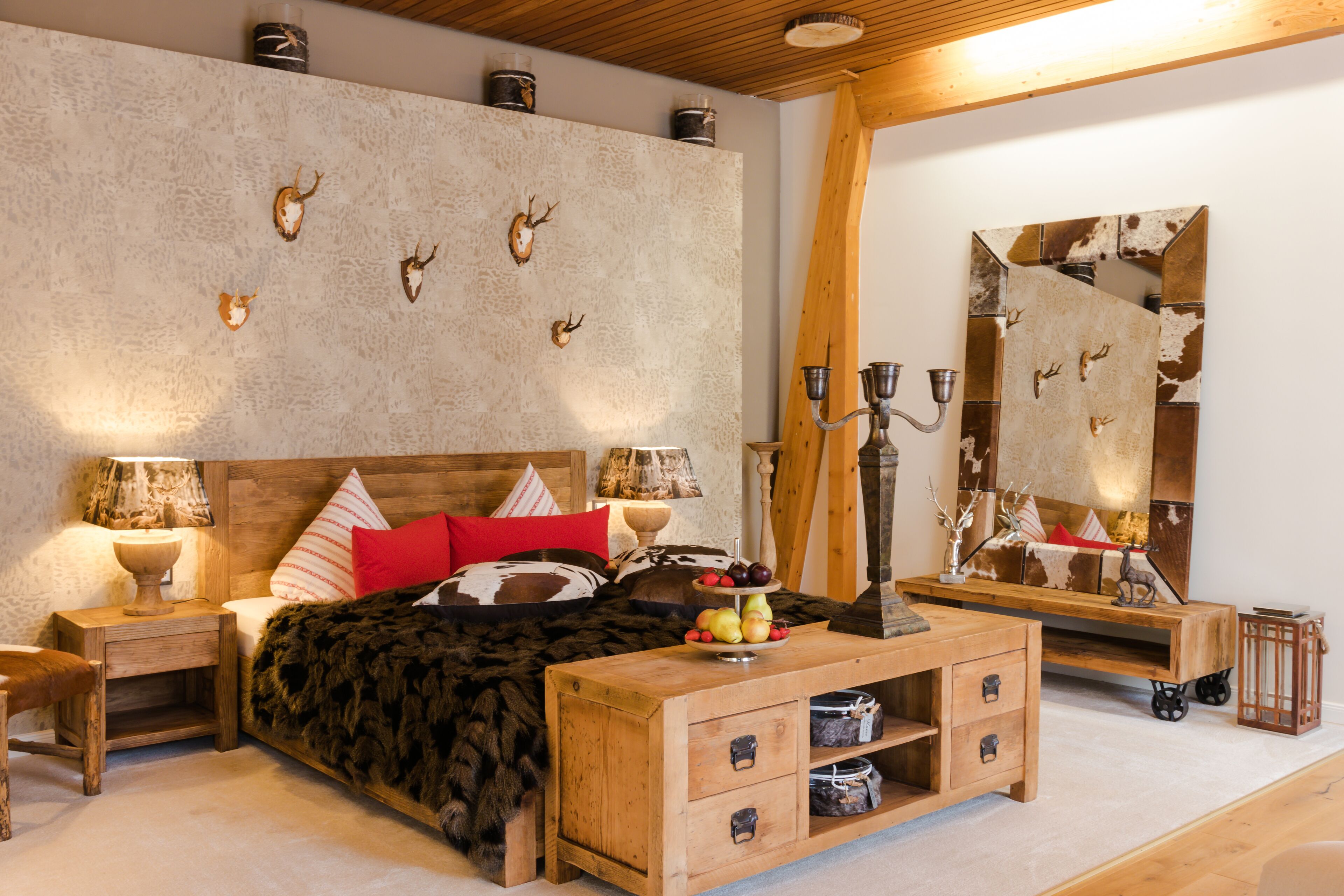 suite (mahoni) | 1 bedroom, individually decorated, individually furnished, soundproofing