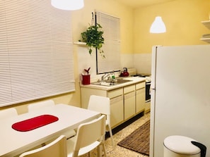 Køleskab, mikrobølgeovn, ovn, kogeplade