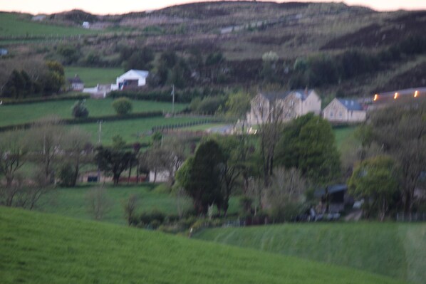 Paisagem rural com casas e campos.