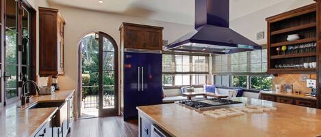 House, 4 Bedrooms | Private kitchen