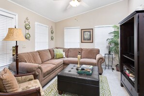 House, 3 Bedrooms | Living room