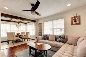 Interior - Island Square #808 by Hodnett Cooper (St. Simons Island)