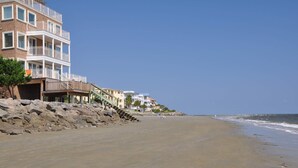 Un hôtel situé en bord de mer, doté de nombreux balcons, d’un rivage rocheux et offrant une vue dégagée sur l’océan.