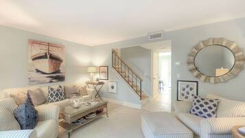 Casa geminada, 2 quartos | Sala de estar | TV