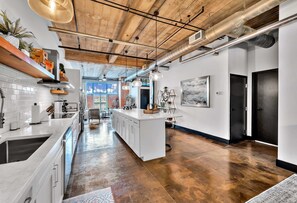 Fridge, microwave, oven, stovetop - Urban Oasis In Downtown Waco; short walk to Silos (Waco)