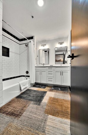 Combined shower/tub, hair dryer, towels, toilet paper - Urban Oasis In Downtown Waco; short walk to Silos (Waco)