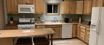 Winter Ski Rates!  Cozy Modern Carriage Apartment Close to Shopping, Skiing,Golf