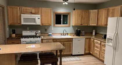 Winter Ski Rates! Cozy Modern Carriage Apartment Close to Shopping, Skiing,Golf