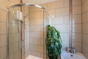 Family House, 3 Bedrooms, Non Smoking | Bathroom shower - Entire House plus breakfast near airport (Antrim)