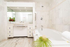 Combined shower/bathtub - Caribbean Sea Luxury Studio (Cupecoy)