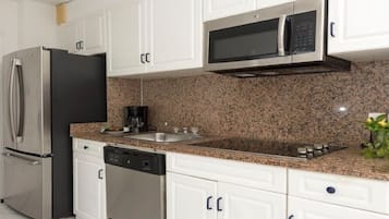 Fridge, microwave, stovetop, dishwasher